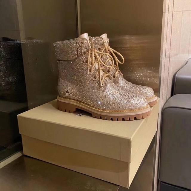男女同款～秋冬JIMMY CHOO 吉米周 XTimberland 天伯伦 联名限量款户外登山鞋，满钻全球限量50双刚上专柜就已经断货，真正所谓有价无鞋鞋面，五