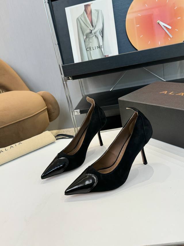 品 牌：Alaia AlAIA阿莱雅尖头高跟拖鞋！无数的名设计师都把他看作“Designer of Designers”更影响着很多人的风格！铆钉、金属环扣、紧