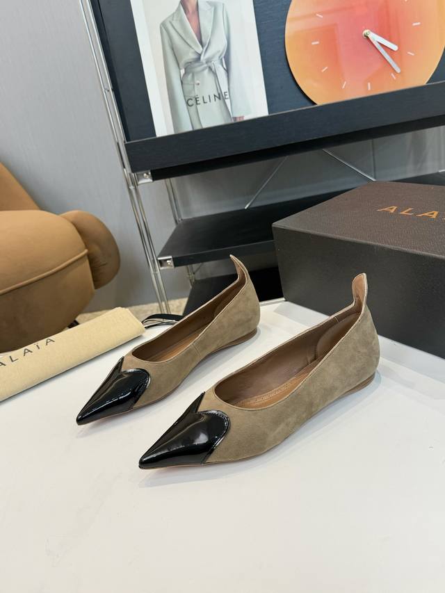 品 牌：Alaia AlAIA阿莱雅尖头高跟拖鞋！无数的名设计师都把他看作“Designer of Designers”更影响着很多人的风格！铆钉、金属环扣、紧