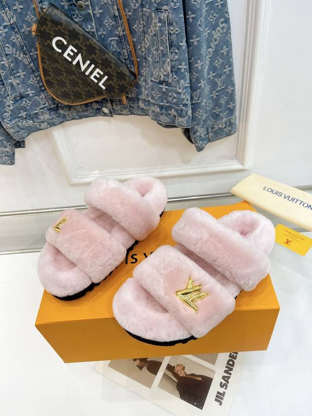 LV 最新版面new arrival ～毛毛鞋半拖毛拖 winterbreak comfert 平底拖鞋 LV 金属字母扣 室内外穿着皆宜。纯羊羔毛材质，水台高