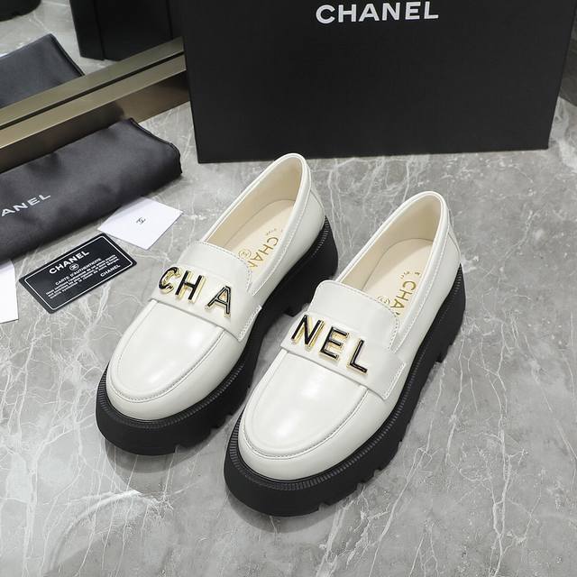 2054新品chanel香奈儿厚底字母logo 乐福鞋 香家这款乐福上脚非常大气，个性十足，我当成经典款开打，非常重视，必须做到最好。 原版开发了几个月，字母五