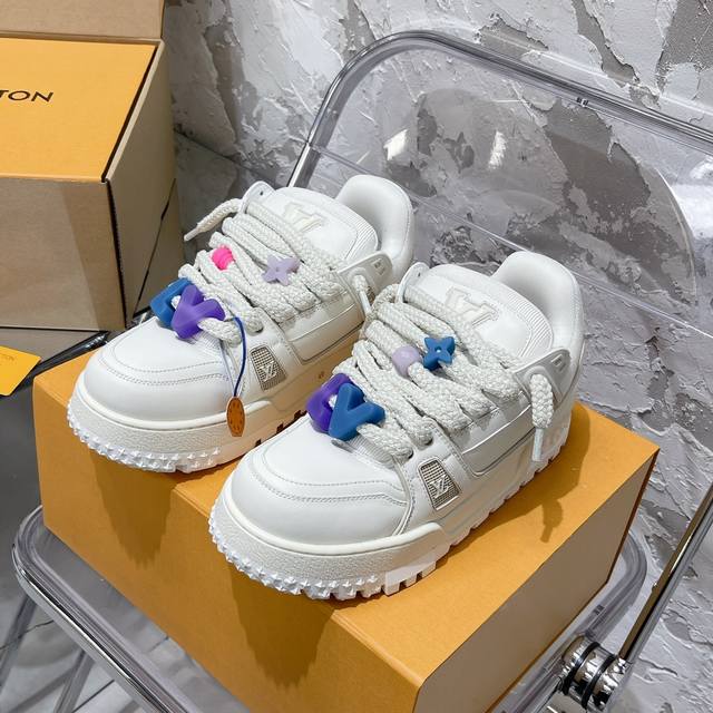 情侣码 顶级天花板级别！Louis Vuitton 走秀款胖trainer DIY饰扣面包鞋。超级玩味 超级童趣。疯狂心动 胖trainer打破颜色的单一变化，