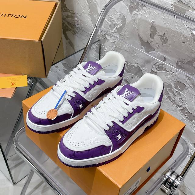 顶级代购版本 #情侣码 LV trainer 情侣限定系列休闲运动篮球鞋 颜值担当 上脚帅炸，每个颜色都是巨巨巨好看！潮人必备单品 原版订制压纹粒面小牛皮 非市