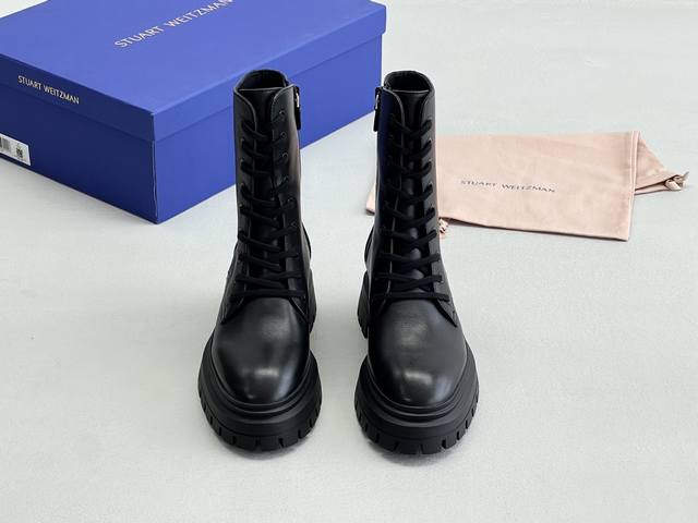 Stuart Weitzman SW MCKENZEE 经典款机车靴、马丁靴 一款现代风格的时尚马丁靴，专为应对各种挑战而设计，让你轻松驾驭各种场景。 鞋带、皮
