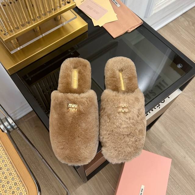 MiuMiu缪缪 2024 miu家2024春夏新品 专柜最新爆款字母后毛毛半拖系列 时尚 简约高级 随意搭配 上脚非常轻便舒适 今年主推款 时尚 简约高级 随