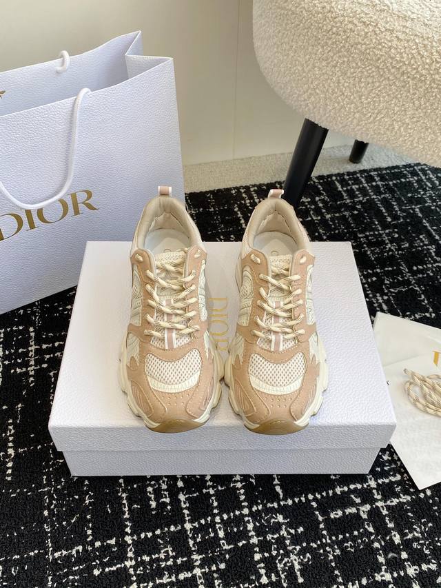 代购级 Dior 明星款24ss 主推爆品 全新发售的迪奥 Dior Chrono 新款休闲运动鞋跑鞋老爹鞋 真的酷毙了，未来感十足 真的好飒！再次演绎了迪奥酷