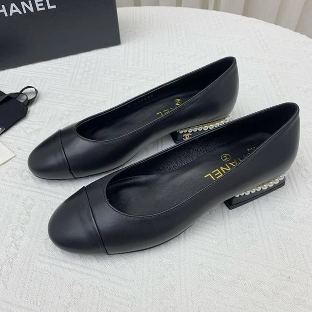 chanel 小香珍珠鞋跟单鞋！新一季必入款！这款芭蕾平底鞋，以香家标志性的双C饰扣搭配珍珠珍饰以后跟，淑女复古风格让人着迷！上脚精致百搭！ 面料原厂定制的小羊