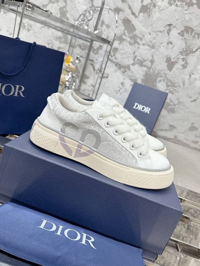 顶级版本P女 、男310 Dior 迪奥B33系列 情侣款休闲板鞋 原版购入开发做货 采用迪奥灰牛皮革精心制作，侧面饰以同色调 CD Diamond 图案帆布镶