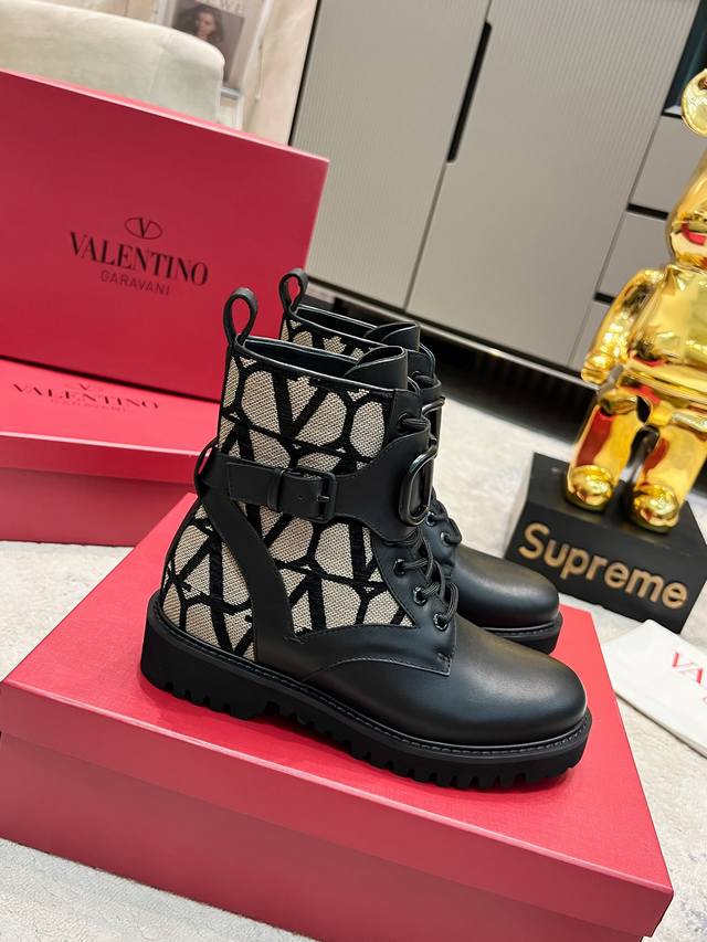 Valentino 华伦天奴秋冬新款女靴 顶级版本 上脚舒适百搭显瘦 高品质材质 原版大v扣 原版帆布不是市面上普通布料 鞋面全部采用高档头层粒面牛皮 进口牛里