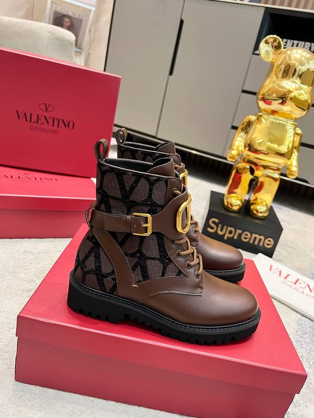 Valentino 华伦天奴秋冬新款女靴 顶级版本 上脚舒适百搭显瘦 高品质材质 原版大v扣 原版帆布不是市面上普通布料 鞋面全部采用高档头层粒面牛皮 进口牛里