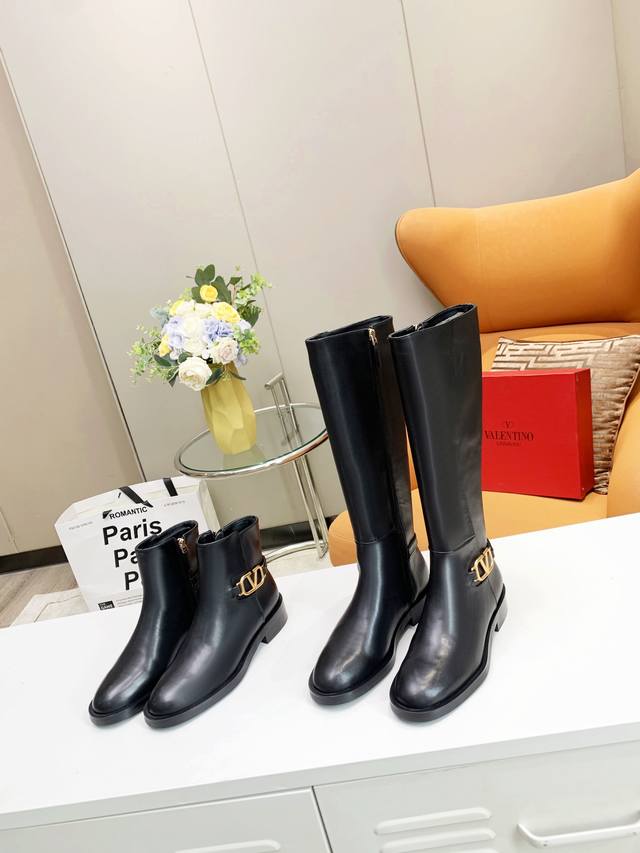 Valentino 华伦天奴秋冬新款女靴。上脚舒适百搭显瘦 高品质材质 原版拉链扣 鞋面全部采用高档头层牛皮 进口羊皮内里 码数:35-40 可订做41.42