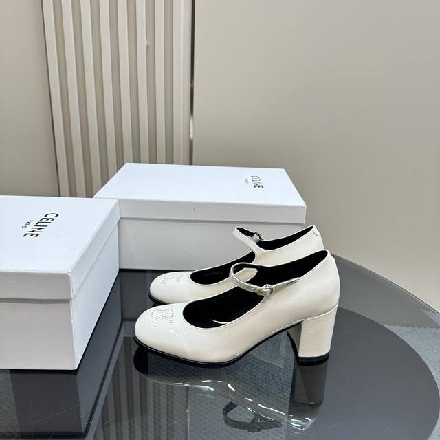 顶级版本出厂 Celine*赛琳2024秋冬新款高跟玛丽珍系列单鞋，专柜限量款 凯旋门的五金扣设计极具品牌辨识度非常百搭的一款单鞋 鞋面：进口牛漆皮，开边珠 内