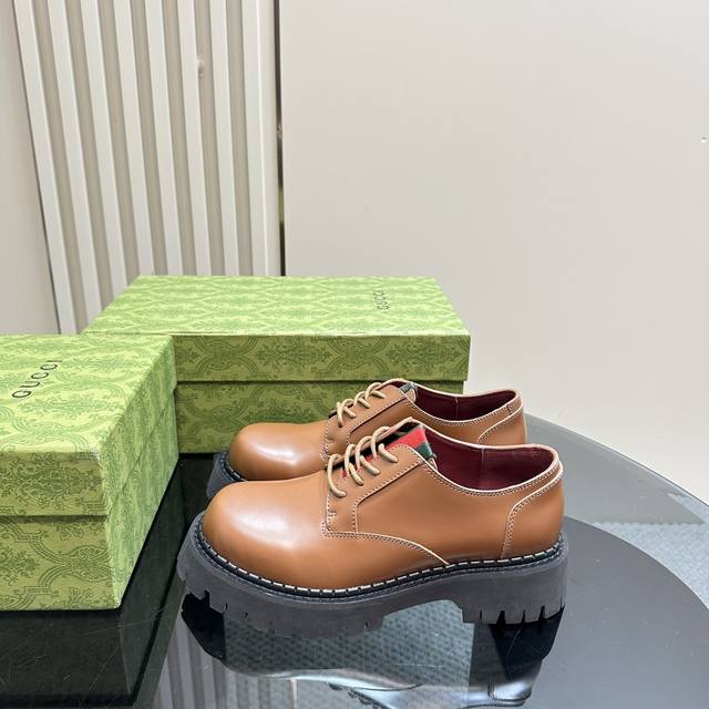 2024秋冬最新GUCCI 条纹织带侧拉链系带单鞋沟纹厚底单鞋，乐福鞋，取材自马术世界的条纹织带已经成为高雅俱乐部的象征，正在以新的方式重新登场。这款靴子采用小