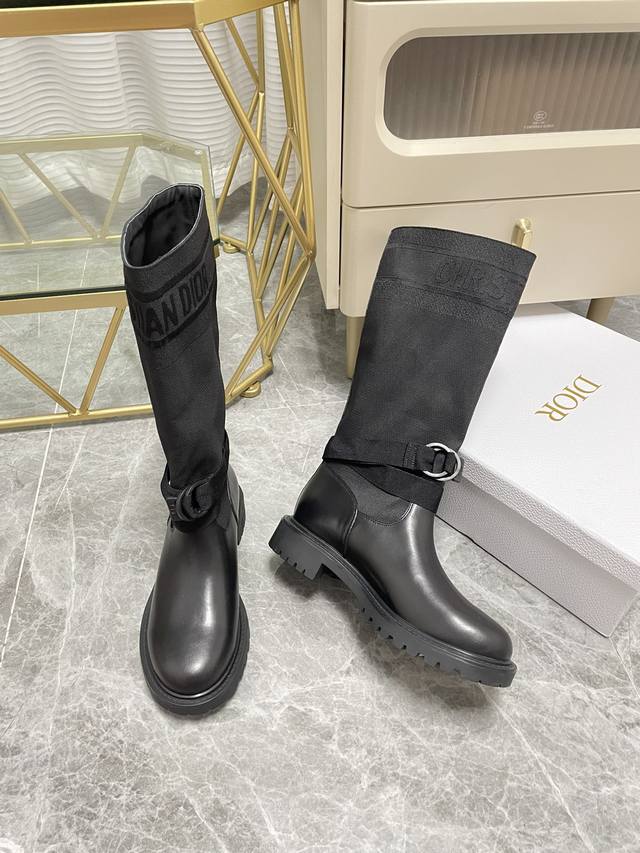 顶级代购级 出 长款 Dior-Major刺绣骑士靴 帅气靴子采用别具一格的设计元素打造醒目的外观 采用黑色科技面料和牛皮革打造，可轻松穿脱。从 Dior Bo