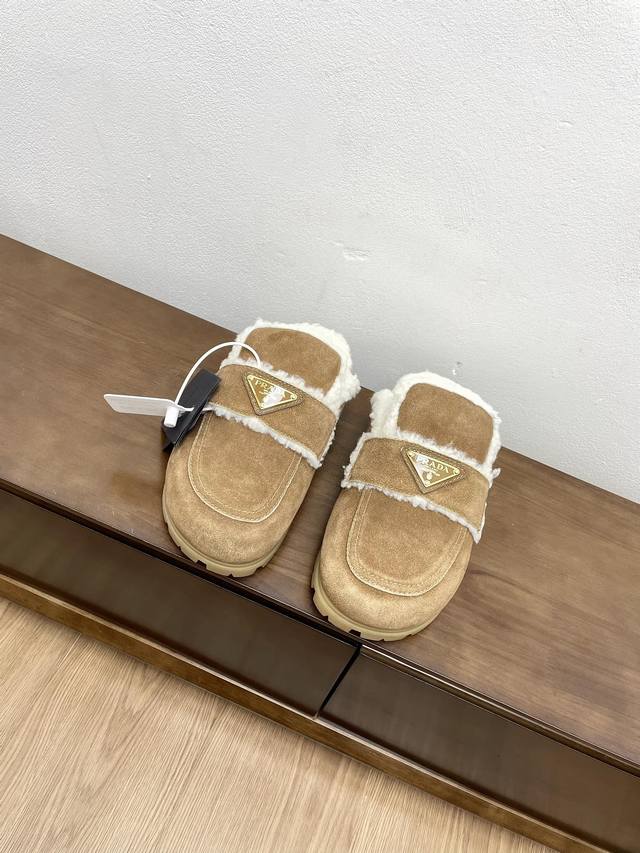 代购级 Prada普拉达 24 秋冬新款包头毛拖 这款运动鞋延续经久不衰的轮廓，是新款经典单品 采用麂皮 精心制作， 提升格调 款式轻盈，搭配三角扣标志加5CM