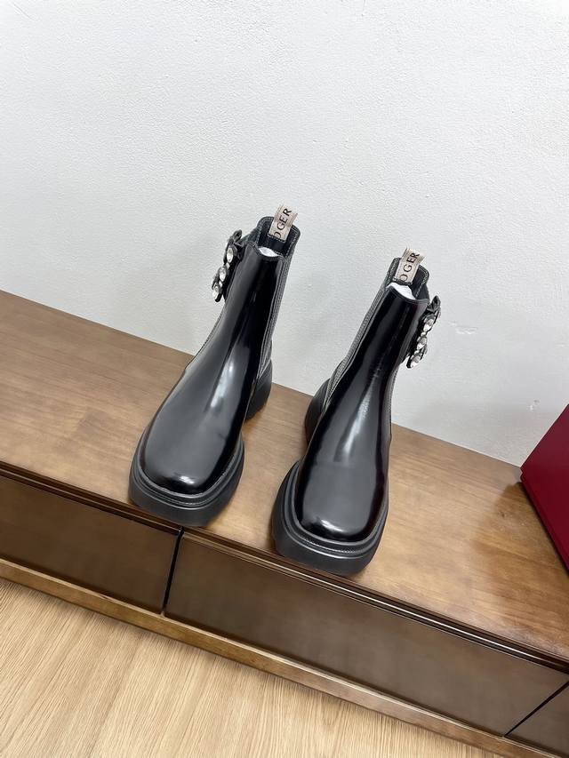 代购级Roger Vivier 24ss Rv 秋冬最新切尔西短靴 RV维维亚一直在推陈出新，总是一眼就令人过目不忘钻扣系列结合品牌一贯的优雅元素和个性的厚底设