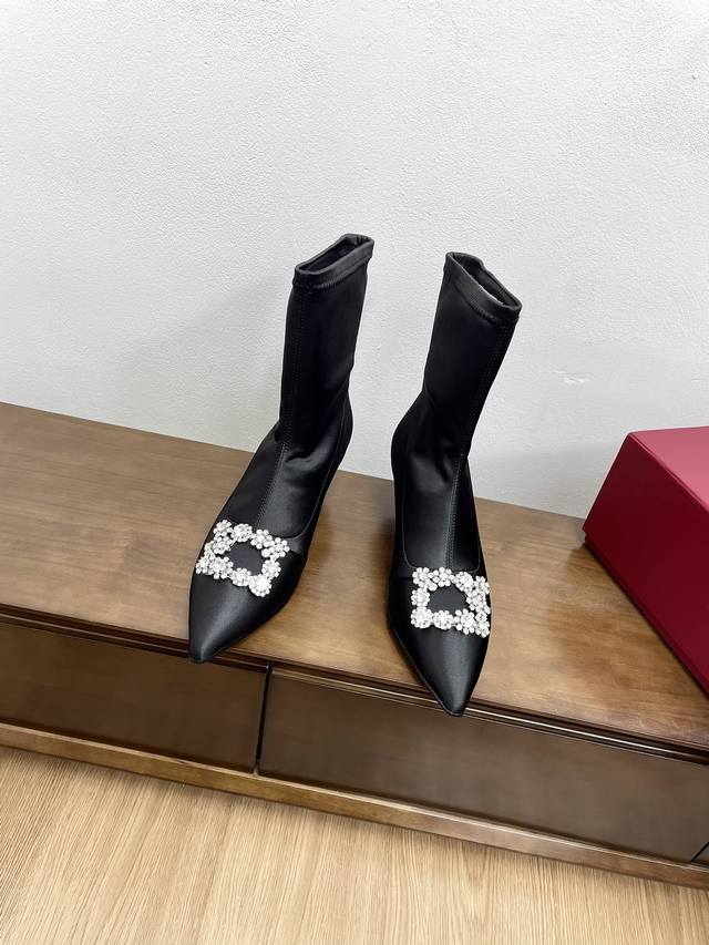 代购级Roger Vivie*新款方扣猫跟短靴 优雅精致 脚感舒适 上脚精致又减龄 鞋面：真丝 牛皮 原版开模钻扣 垫脚：顶级混种羊皮 大底：意大利真皮大底 跟