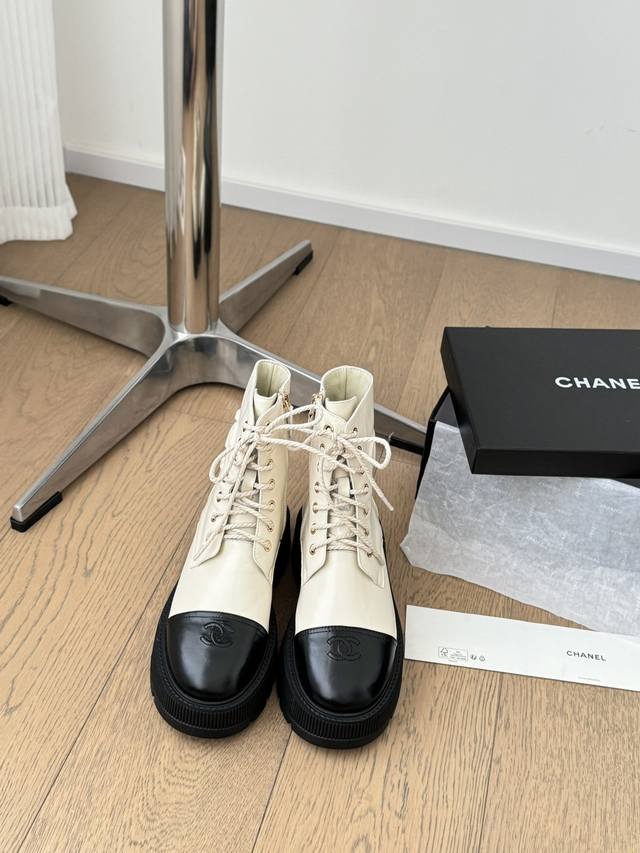 Chanel 小香24K新品短靴 原版1:1复刻 经典中的经典 无论搭配裤装还是裙装都是完美 小圆头的设计很好的修饰脚型 小仙女们必备！ 鞋面采用进口小牛皮 内