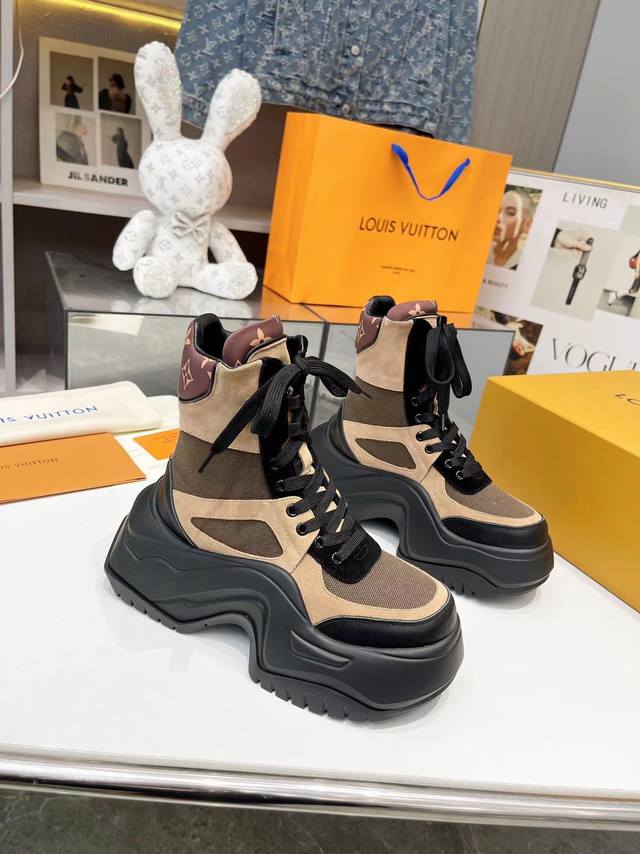 秋冬新款 LOUIS VUITTON 超级百搭瘦腿神器最新弓底设计2.0系列经典再创，活力十足上脚更舒服大气， 面料：丝光牛反绒+高档网布， 内里：羊皮 柔软舒