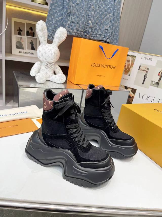 秋冬新款 LOUIS VUITTON 超级百搭瘦腿神器最新弓底设计2.0系列经典再创，活力十足上脚更舒服大气， 面料：丝光牛反绒+高档网布， 内里：羊皮 柔软舒