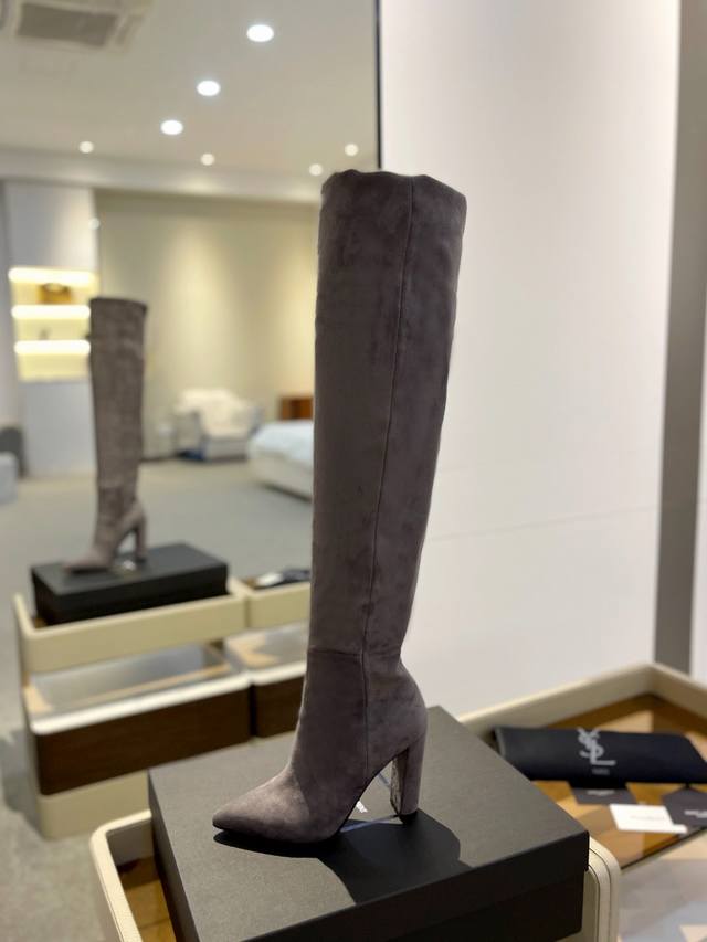 Saint Lauren YSL 圣罗兰 高级升级定制版！ 独家尖头高跟高筒靴！ 最新异性跟超显眼 超美新秋冬款女士时尚款，性感 过膝靴 优雅 的气息更显出外在
