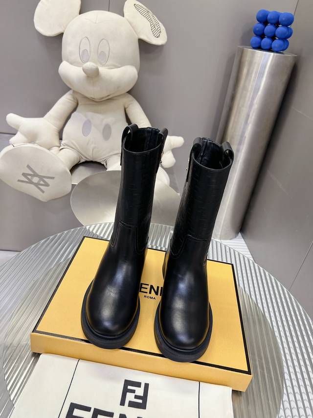 压纹顶级版本 Fend*i芬迪新款W F压纹骑士靴 老花织物高筒长靴 鞋面：小牛皮 内里：羊皮内里 鞋底：原版橡胶底 跟高：4cm 码数35-39