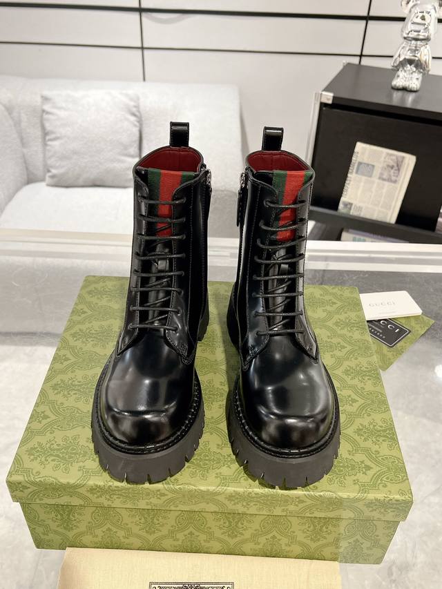 Gucci 女士条纹织带侧拉链短靴 始创于1950年代的原版品牌细节在这双鞋上浪漫焕新。取材自马术世界的条纹织带已经成为高雅俱乐部的象征，正在以新的方式重新登场