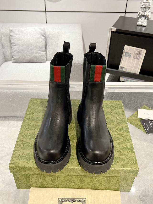 Gucci 女士条纹织带松紧套脚短靴 始创于1950年代的原版品牌细节在这双鞋上浪漫焕新。取材自马术世界的条纹织带已经成为高雅俱乐部的象征，正在以新的方式重新登