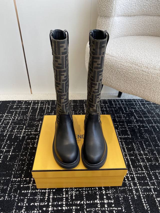 代购级布款 皮款 FENDI 24ss秋冬新款 经典老花布长短靴系列 顶级输入 大爱老花系列 经典老花永不过时 上脚绝美 怎么搭配都时髦 舒适又好看 鞋面：采用