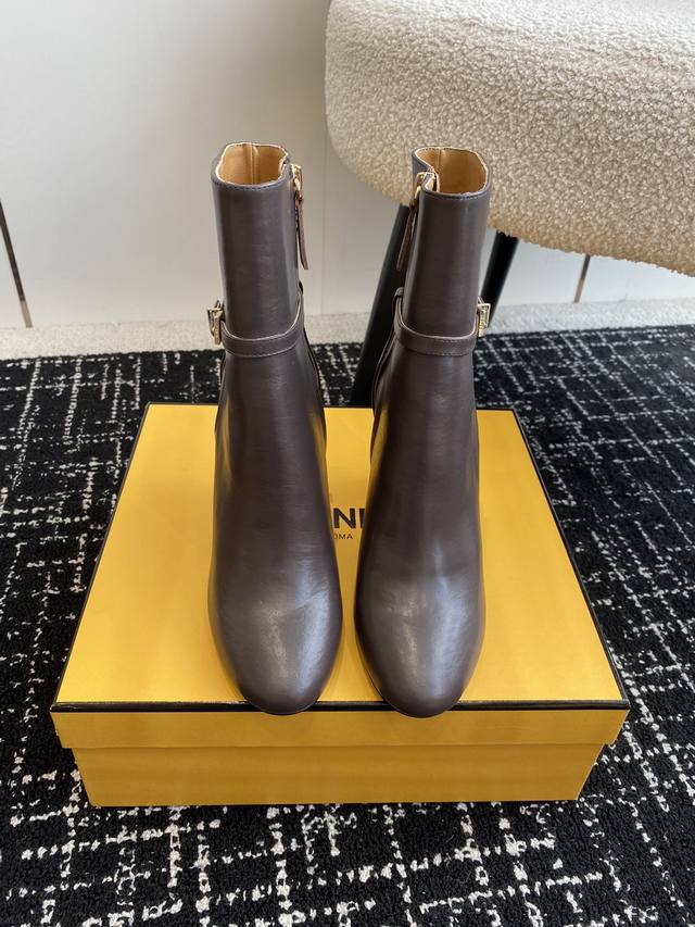 代购级 Fendi芬迪 24ss 秋冬新款 拉链异形跟 高跟靴 “F”金属样式鞋跟，让鞋子充满了建筑感十足 大胆创新的设计理念融入到品牌自身的特色发挥，超大“F
