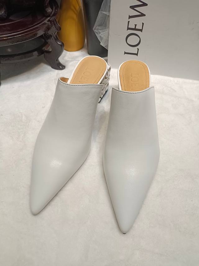 罗意威Loewe 火爆新款 配合整体原版楦型，时尚而个性好穿 颜色超赞 面料:进口牛皮。黑 白 兰 内里：水染牛皮 垫脚：水染牛皮 大底：原版真皮大底 跟: 烤