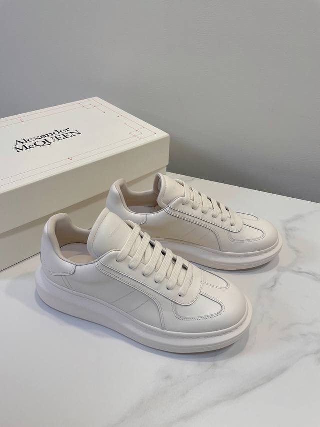 男 女 顶级高端 Alexander McQUEEN 亚力山大麦昆 一如既往独家开模鞋底，爱不释手，正确版型，上脚绝对精彩，舒适度超级赞 经典＆时尚＆百搭＆大气