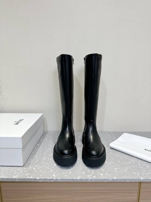 CELINE 塞琳 24ss秋冬新款 杨幂同款骑士靴 凯旋门英伦风 简约大气时髦 耐看不过时 是时尚圈永不退潮的经典所在，复古的英伦风格，让你穿出不一样的气质