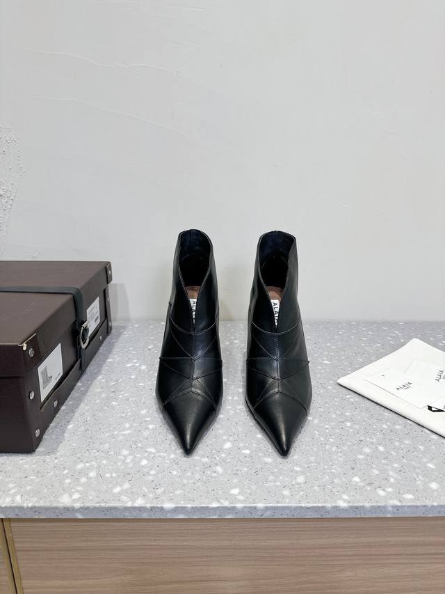ALAIA 小众潮牌 秋冬新款上新 尖头 高跟鞋 AzzedineAlaia:时尚界最后的手艺人 只忠于展现女性身体曲线的裁剪之王 始创于1979年的品牌Ala