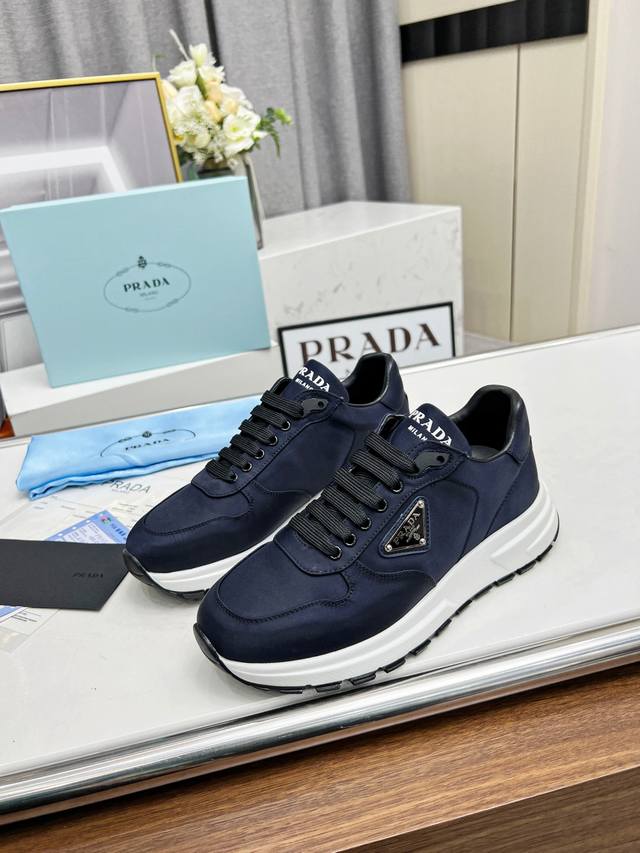 PRADA* P: 情侣款 Size ：35-44 45.46可订做 普拉达 PRADA.. 情侣款 2024爆炸款出货了。，原版1比1开发，面料：防水泥龙布内