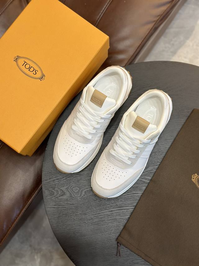 Tod's P: Size,.39-44 38.45订做 TOD'S托德斯运动鞋 本款运动鞋由进口小牛皮、反绒牛皮制成，鞋舌点缀Tod's字母压花，原版大底，轻