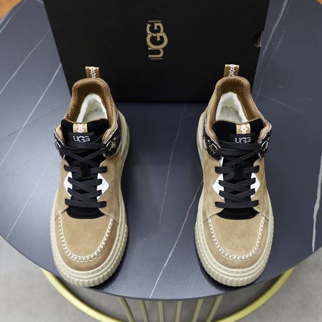 澳洲进口加厚羊毛 品牌：UGG正品代购 尺码：39 44 等级： 官网1:1 材料： 头层真皮防水防冻鞋面 真毛内里 原版防滑 柔软 耐磨大底 款式类别：男士休