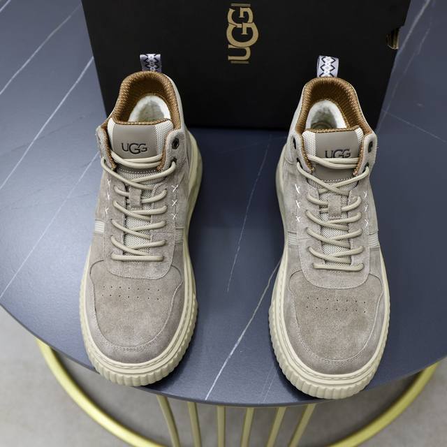 澳洲进口加厚羊毛 品牌：UGG正品代购 尺码：39 44 等级： 官网1:1 材料： 头层真皮防水防冻鞋面 真毛内里 原版防滑 柔软 耐磨大底 款式类别：男士休