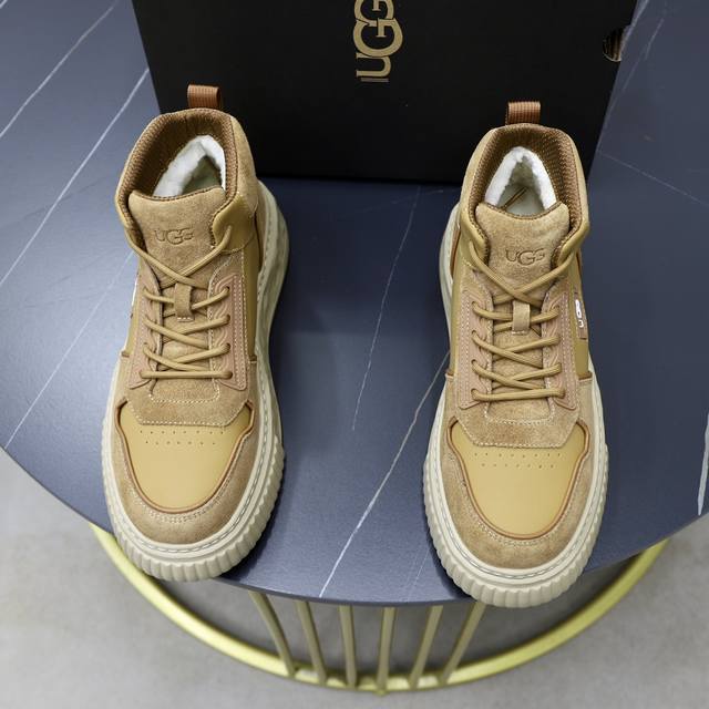 澳洲进口加厚羊毛 品牌：UGG正品代购 尺码：39 44 等级： 官网1:1 材料： 头层真皮防水防冻鞋面 真毛内里 原版防滑 柔软 耐磨大底 款式类别：男士休