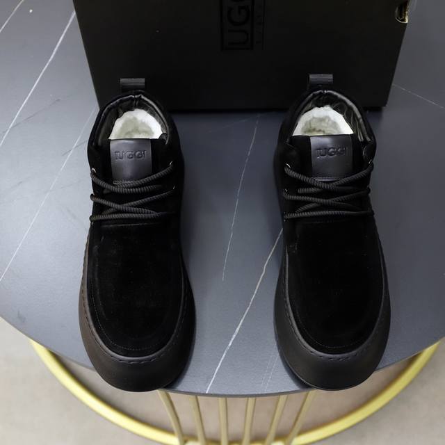 UGG -高端品质 原单 -原版磨砂牛皮 -内里：澳洲羊毛里， -大底：超轻TPR.橡胶 成型大底 -超高品控 做工精细：凸显 高端 贵气 档次 -Size ：