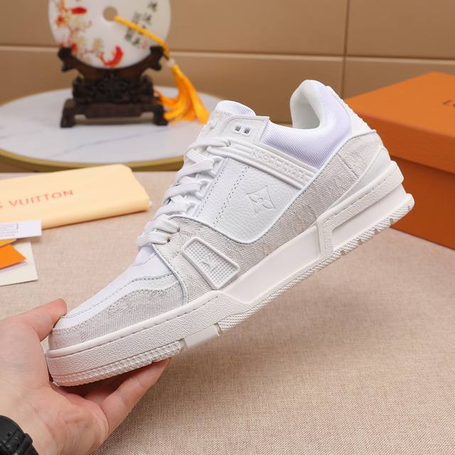 厂批 路易威登 最新首次见证 LV Trainer 运动鞋与 Monogram 的双重经典融合， 点缀蓝色小牛皮制麂皮饰边， 呈现源自复古篮球鞋的低帮设计， 更