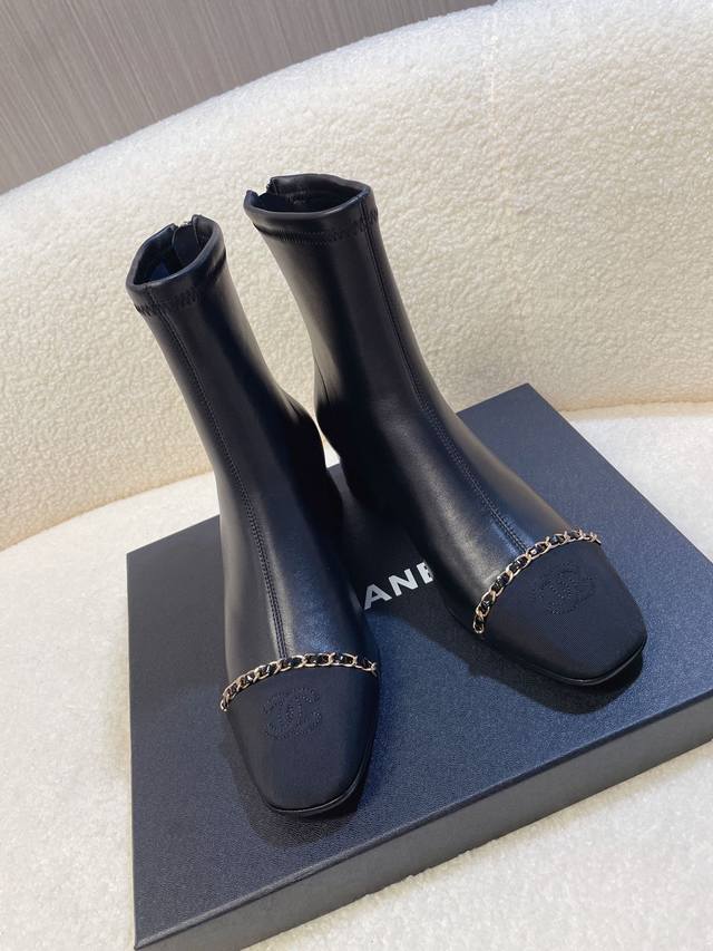 chanel~~香奶奶系列短靴，超级经典百搭款，宝宝们最爱的增高神器，完美拉伸腿部视觉效果，超级瘦腿瘦脚 原版进口工艺真皮大底 进口弹力羊皮面料 链条皮带点缀