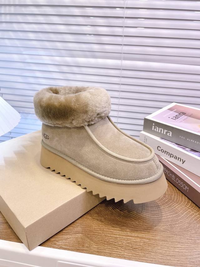UGG P: 女款Size：35-41 UGG雪地靴上新：2024最新款，款号：22553，延续一直爆火的小圆头设计，增加最新防滑搓衣板大底，浓浓密密的翻口毛，
