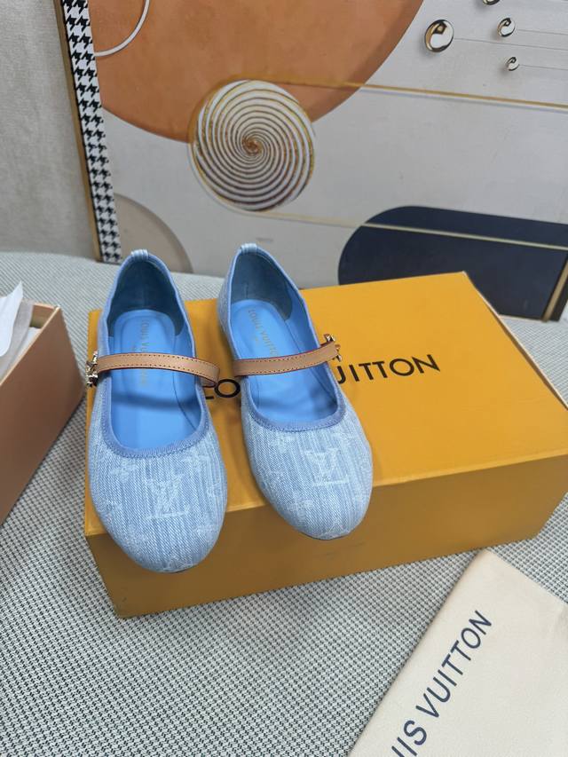 顶级版本 LV 新款单鞋 这款 Helios 凉鞋采用漂白Monogram 牛仔帆布制成，搭配天然皮革饰边，引人注目。该表款以精致的金色细节为特色，例如灵感来自