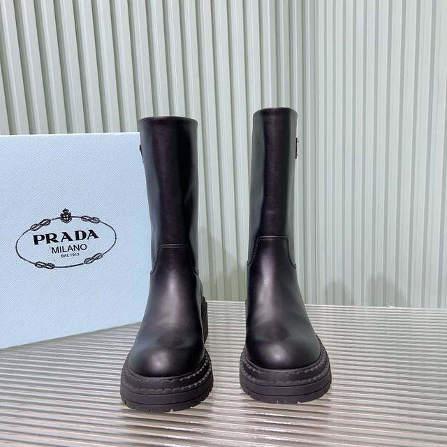 普拉达Prada 2024新款 厚底靴系列 简约大气百搭系列 牛皮／开边珠牛皮面 羊皮内里 原版大底 35-41码