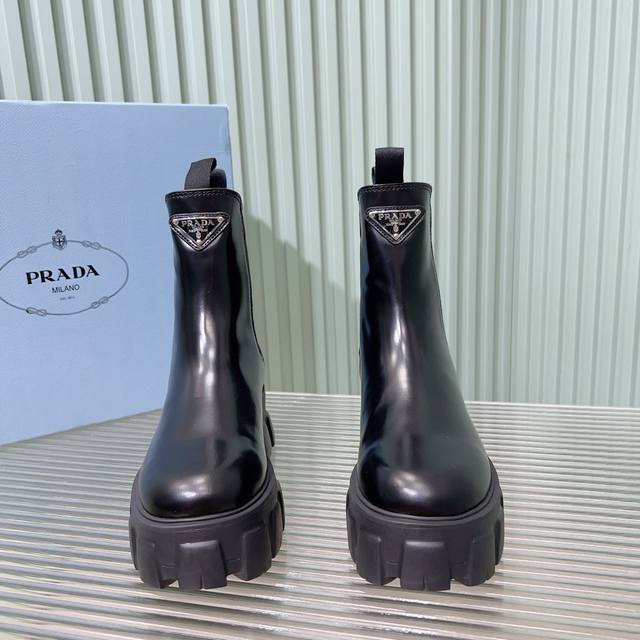 普拉达齿轮厚底 松紧带切尔西短靴 简洁大气 时尚百搭款式 两侧松紧搭配 穿脱最方便 而且不挑腿型 特定牛皮材质 牛皮里 Size：35-39 40定做不退换