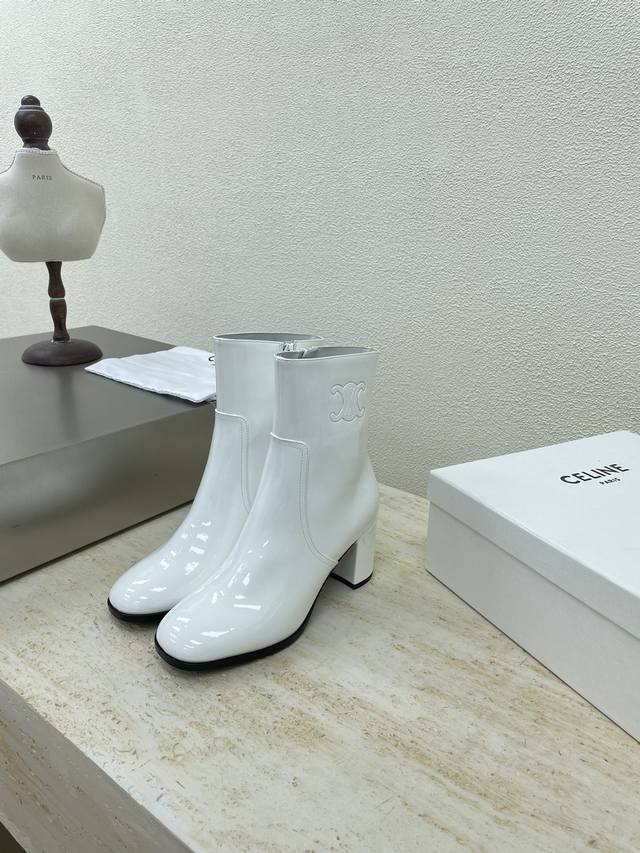 钢印凯旋门logo 漆皮短靴 CELINE 专属 凯旋门系列 短靴 赛琳 家族元素设计 钢印logo logo 白色 小牛漆皮 钢印压模而成立体感十足 对标对版