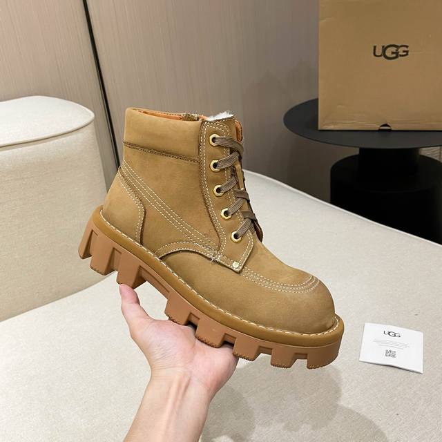 UGG。 最高版本官网雪地靴款式百搭时尚： 面料：进口磨砂牛皮 内里和垫脚：澳洲进口纯百分之百的全真羊毛 大底：原版开模橡胶底.超级防滑.轻便. 码数：35:4