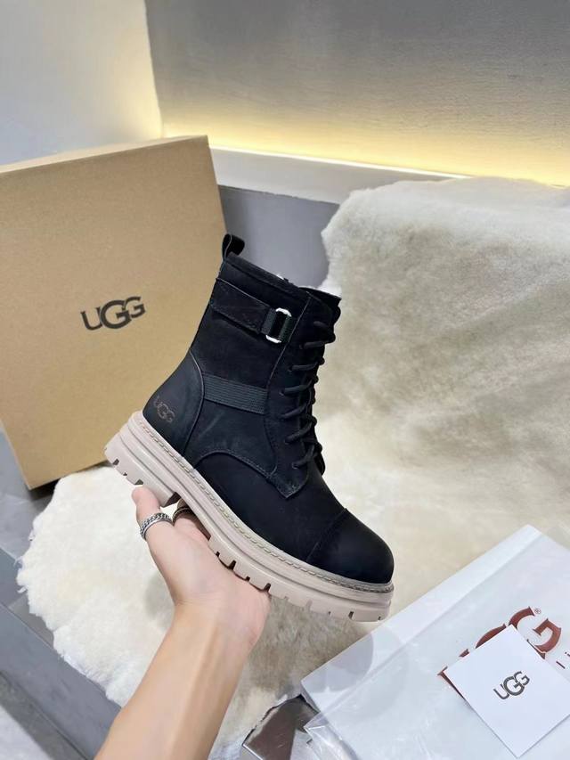 战狼靴 UGG羊毛短靴 休闲时尚百搭短靴。 面料 ：黑色磨砂牛皮. 棕色磨砂牛皮 内里 ：纯澳洲进口皮毛一体百分之百的全羊毛 款式 ：专柜新品.简约百搭 .时尚