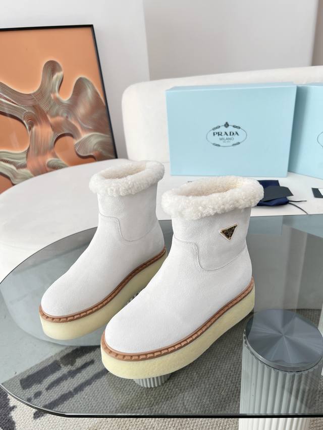 最新系列！Prada 普拉达2024秋冬季新款毛拖鞋 三角扣面包包头半拖鞋 最新走秀系列 经典升级 舒适度与时髦度并存 每个颜色搭配都好看，设计搭配不同风格需求